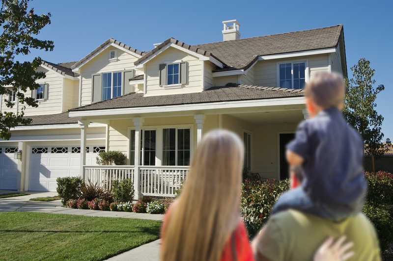 young-family-looking-at-a-new-home-27223539-1